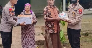 Berikan Bansos,Wujud Kepedulian Polres Lampung Tengah Kepada Masyarakat Membutuhkan