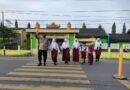 Dekat Dengan Masyarakat, Kanit Binmas Polsek Seputih Banyak Bantu Anak Sekolah Menyeberang Jalan
