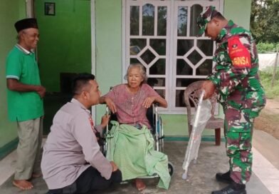 Sinergitas TNI-POLRI Peduli Sesama, Bripka Leonardo Bersama Serda Erwanto Berikan Kursi Roda Dan Alat Bantu Berjalan Lansia