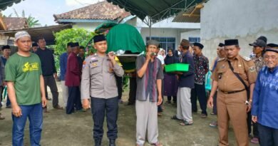 Kapolres Lampung Tengah,Polda Lampung Apresiasi Bhabinkamtibmas Polsek Seputih Mataram Bantu Angkat Keranda Jenazah Warga Binaannya