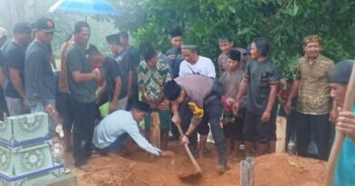 Meski Diguyur Hujan Deras, Aksi Brigpol Dika Bantu Makamkan Warga Binaannya Diapresiasi Kapolres Lampung Tengah