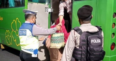 Aksi Humanis Personil Pos Pam Nataru Polres Lampung Tengah, Bantu Warga Lansia Yang Hendak Naik Bus
