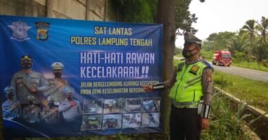 Pasang Spanduk Himbauan, Polres Lampung Tengah Ajak Masyarakat Tertib Berlalu Lintas