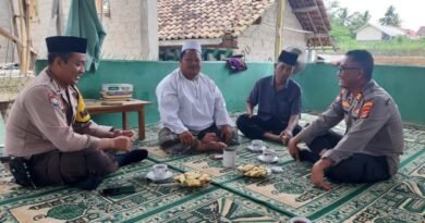 Berikan Bansos, Kasat Binmas Polres Lampung Tengah Soan Ke Ponpes Al-Mansyuriah Seputih Agung