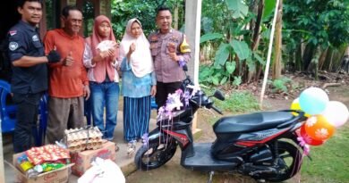 Bripka Leonardo Bersama Gerakan Pemuda Lampung Peduli Berikan Sepeda Motor Kepada Penjual Es Balon Keliling